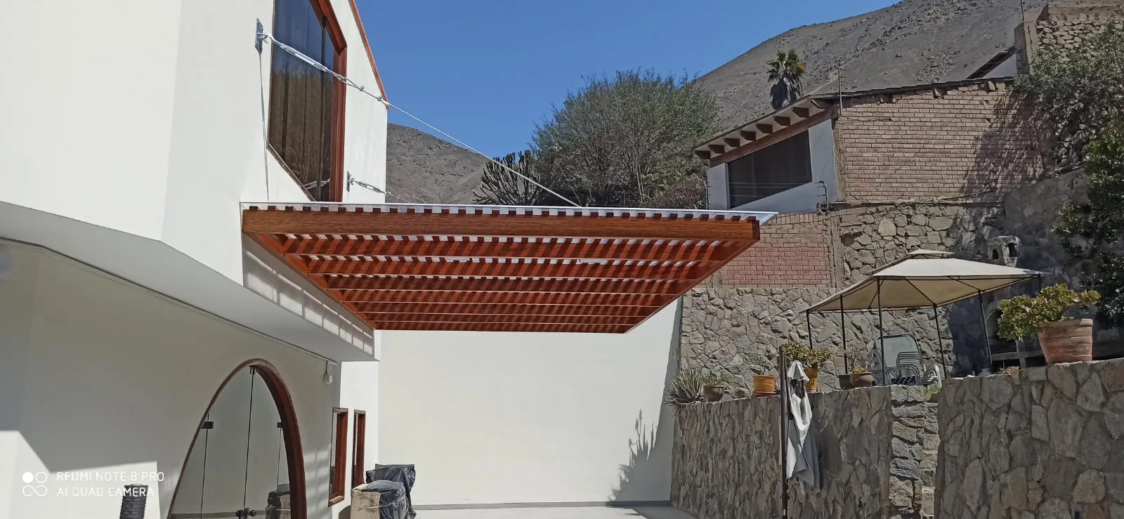 Terraza elevada con sombra y horizonte