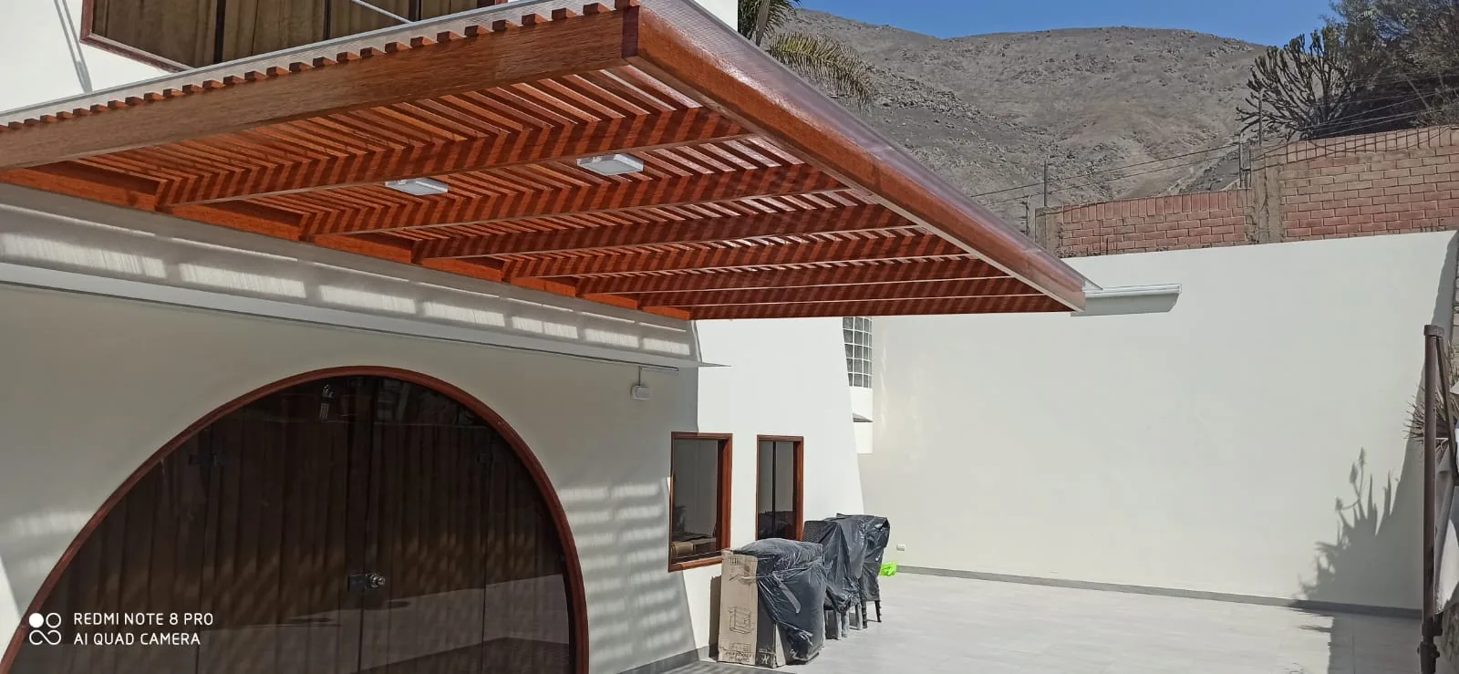 Pérgola de aluminio a medida para una terraza exterior