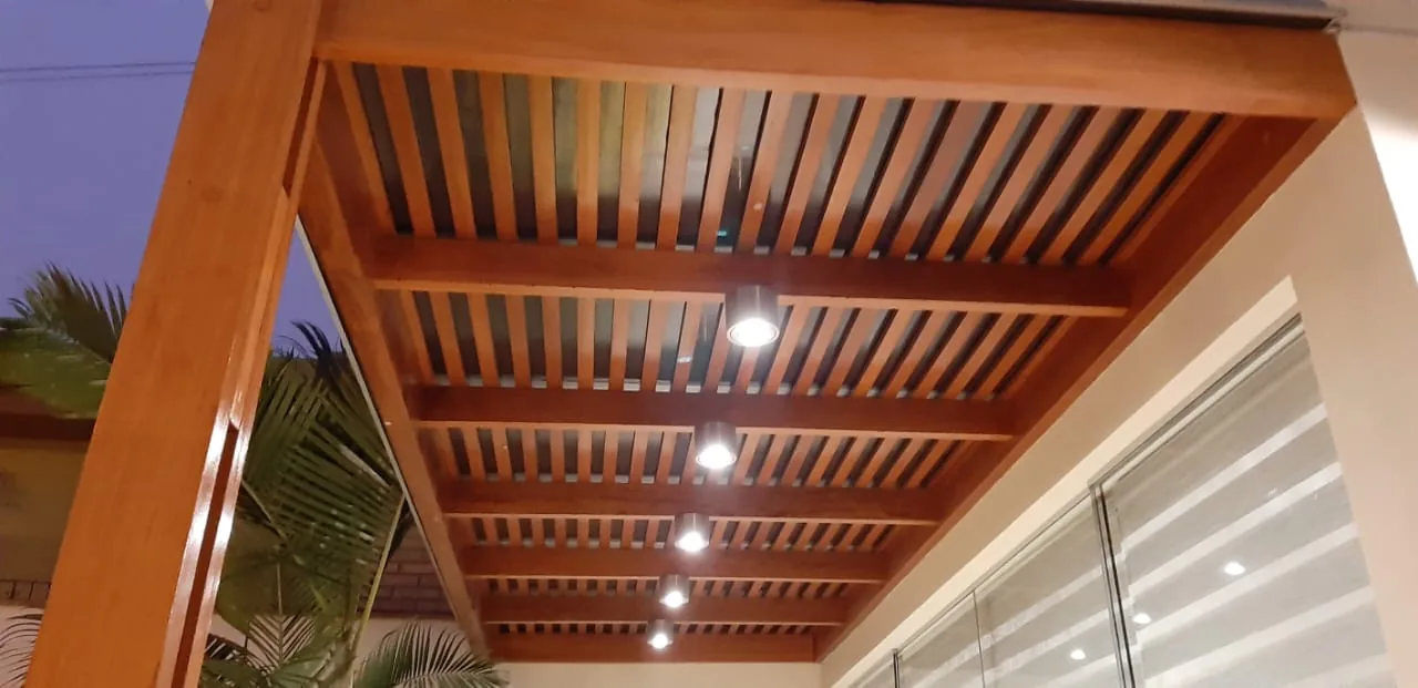 Terraza exterior iluminada para prolongar el día