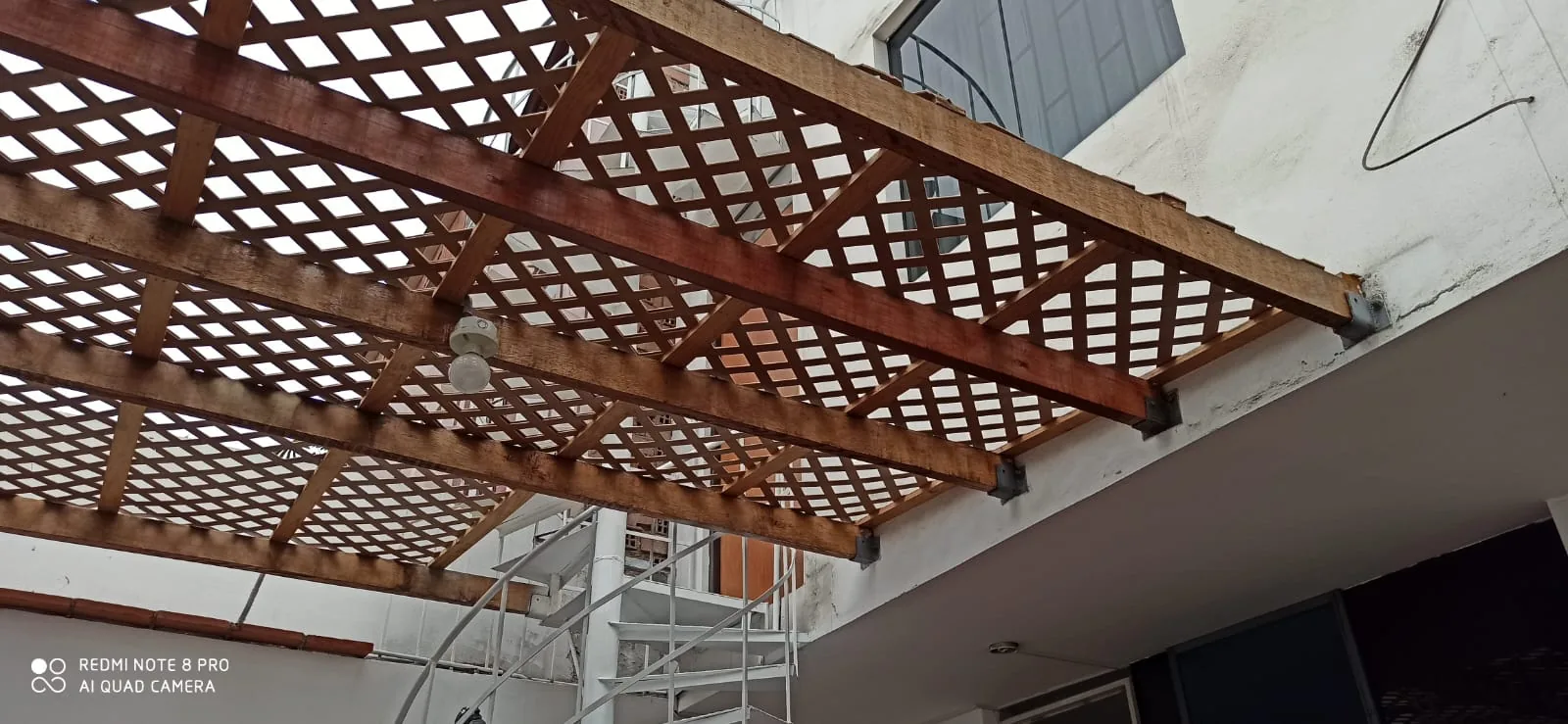 Detalle de retícula de vigas y lamas de aluminio