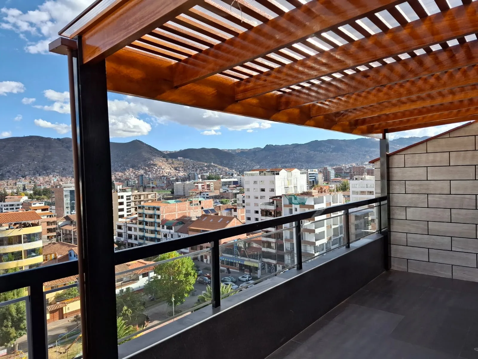 Sombra continua en terraza exterior de Lima