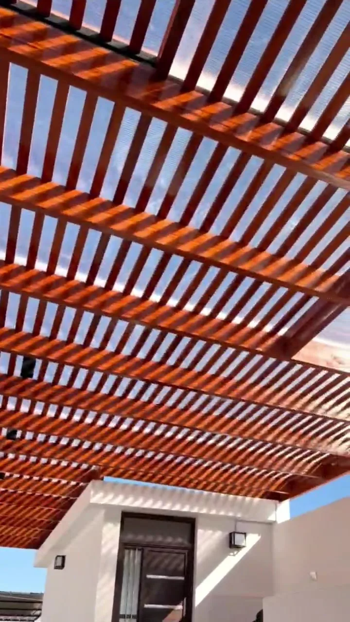 Recorrido 2 de pérgola de aluminio, lamas y estructura