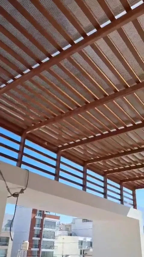 Recorrido 6 de pérgola de aluminio, lamas y estructura