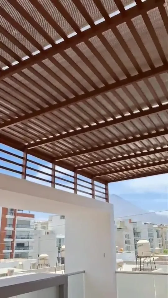 Recorrido 7 de pérgola de aluminio, lamas y estructura